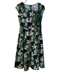 Top Melon Panda Floral Print Green
Dress(Size Medium)